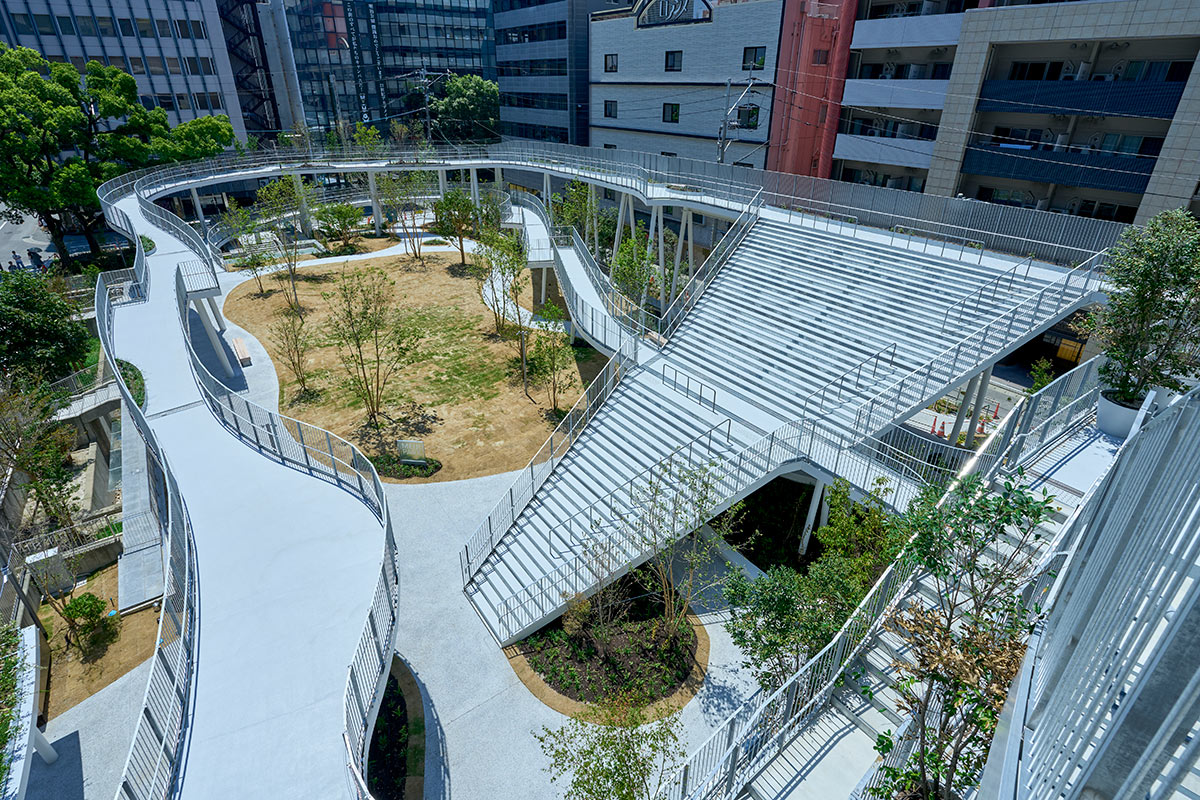 明治公園の屋上から見下ろした、曲線を描く立体園路と階段状のスロープ