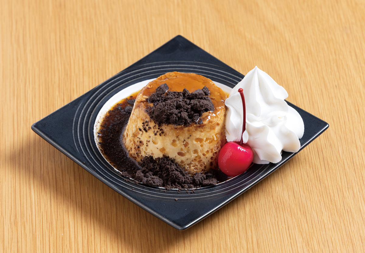 it!の絲プリン。ココアクッキーとホイップクリーム、さくらんぼ添え