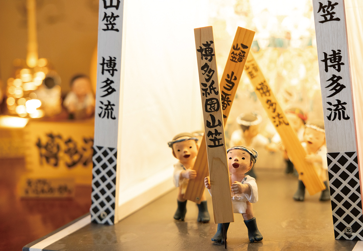 博多祇園山笠の舁き棒を担ぐ素焼き人形の「あかり絵」