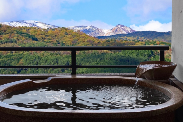 まさかの着信に、泣く泣く夜中にチェックアウト！「豪華ホテル」から車中泊になった想定外の理由とは…