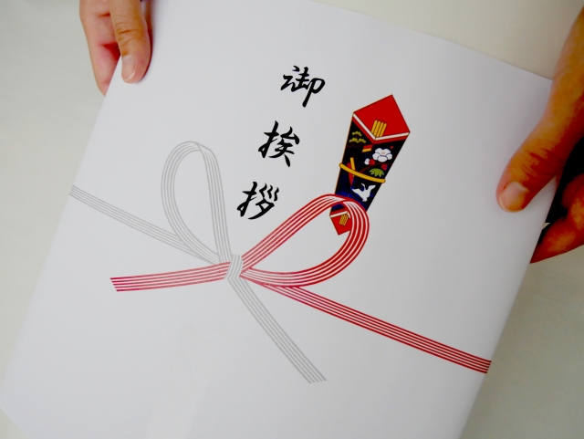 「これ少しなんですけど…」引っ越しの挨拶に来た隣人から渡された“挨拶品”が、想像もできないものでがっかり！