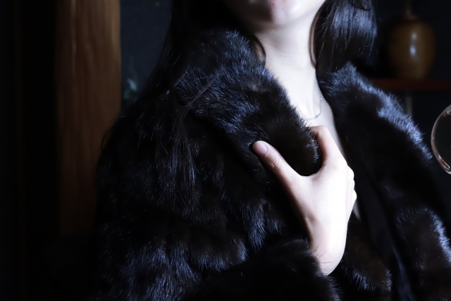 「会場の外で脱いで来いよ！失礼だぞ！」葬儀に非常識な服装でやってきて、悪目立ちする義姉！親戚が大激怒する事態に…