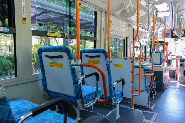 「バスで1歳息子が大泣き！」周りの視線がつらい…途中下車を考えていた、その時！意外な救いの手が