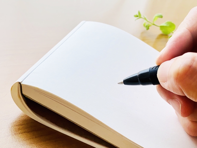 何度教えてもメモを取らないに年上新人にイラっ！問い詰めて分かった意外な理由とは？