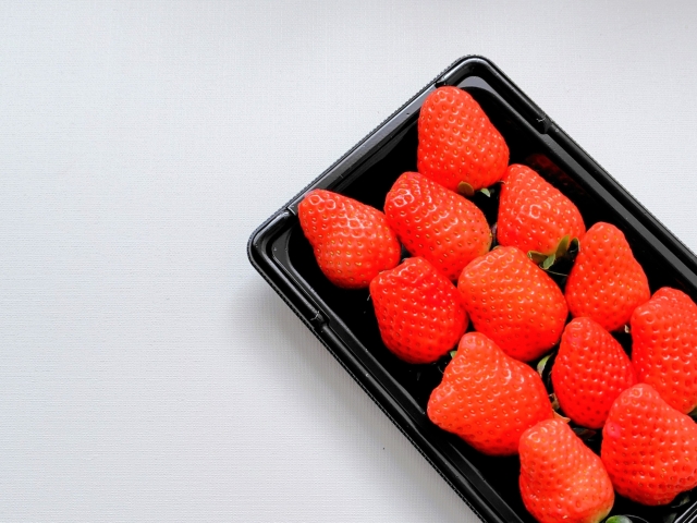 「何やってるの！」スーパーで3歳児がイチゴのパックを落とした瞬間…周囲の大人たちが見せた“まさかの行動”に涙が止まらない