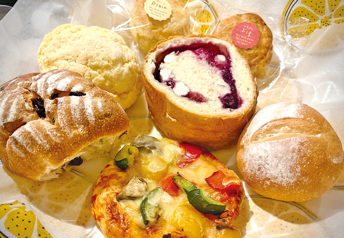 「Buono Buono（ボーノ ボーノ）桜坂」の人気パン「クリームチーズノアレザン」（左）や「ブレッチェン」（右）