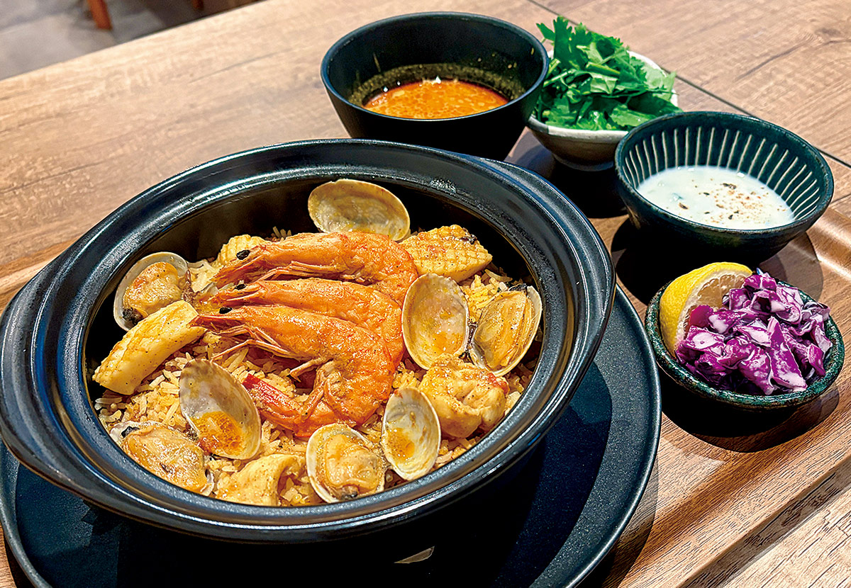 「海鮮ビリヤニ」。ココナツカレーとレッドキャベツのコールスロー付き