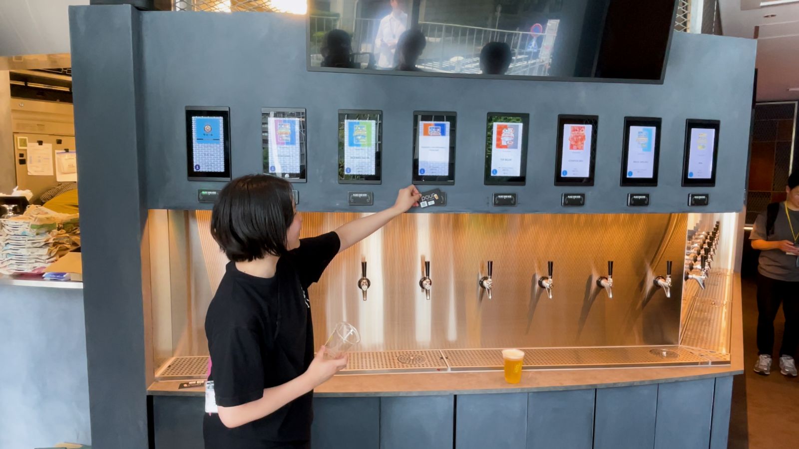 CONTINUE?の量り売りビールサーバーとスタッフ