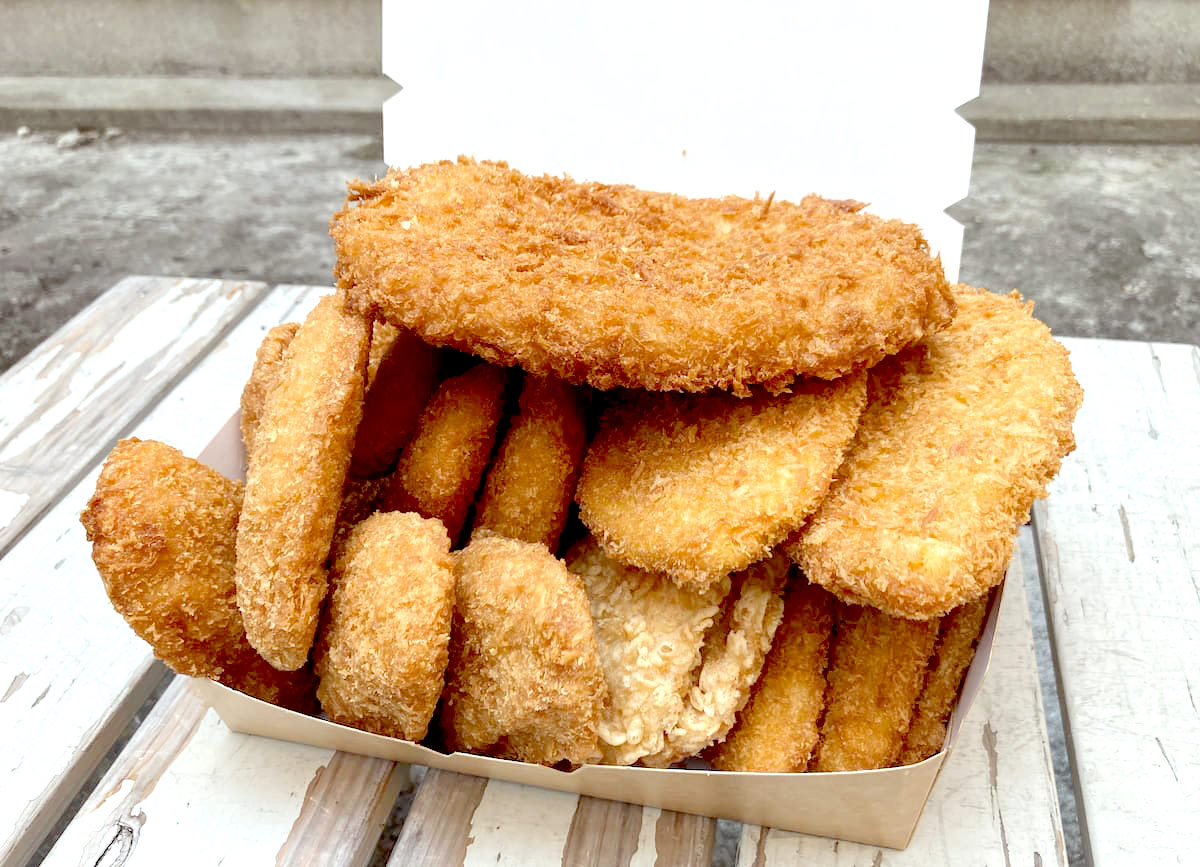 チキンカツ詰め放題（1,000円）。“詰める”というより、最後は“のせる”で完了