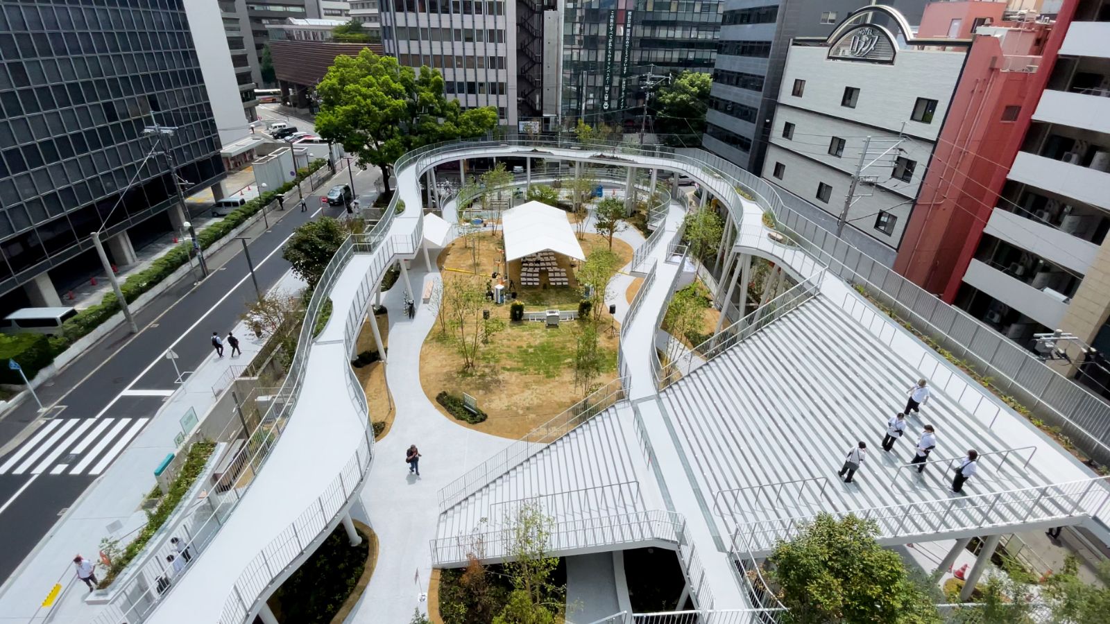 明治公園の店舗棟側から見た全景